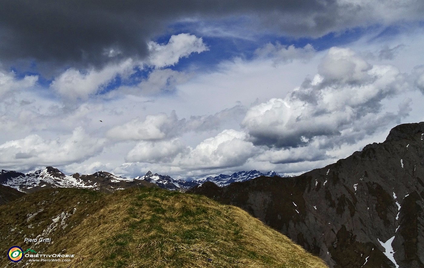 74 Dalla vetta di Cima degli Agnelli vista a nord verso i Giganti Orobici.JPG -                                